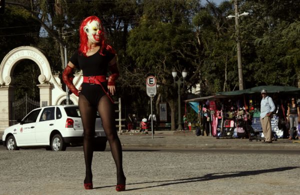 O improviso e o humor marcam as apresentações: daí, Gambiarra | Fotos: Divulgação