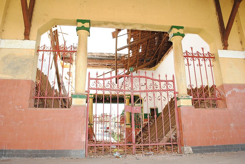 Construída em 1935, a estação de Jacarezinho foi passagem de boa parte do ciclo do café, na primeira metade do século 20. Virou abrigo para drogados e prostitutas | Antonio de Picolli