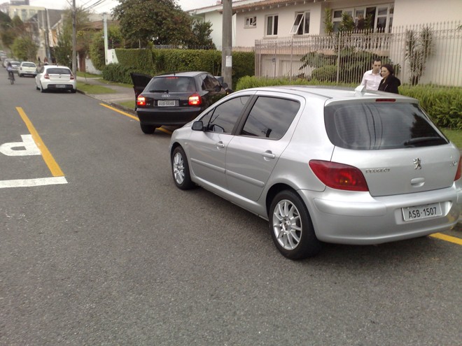 Vítima perseguiu os bandidos em um Peugeot 307 |
