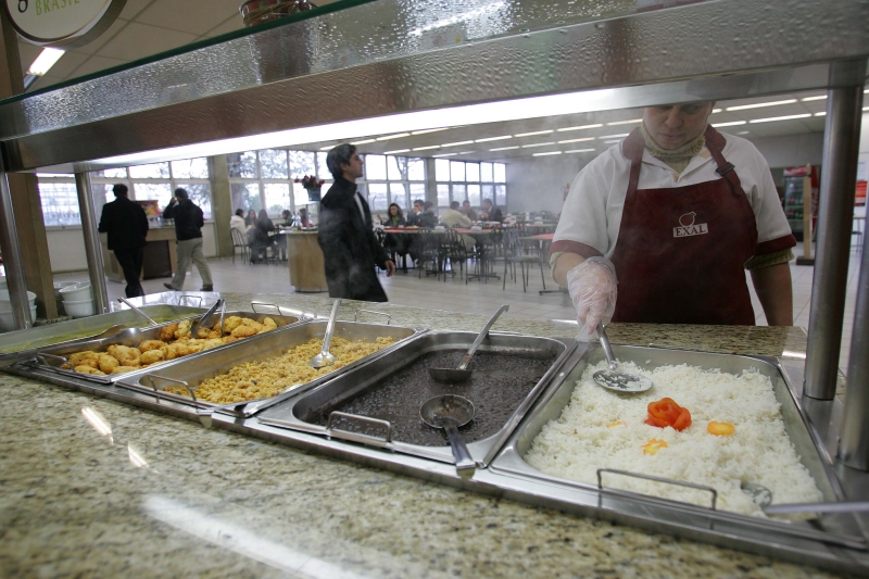 Restaurante corporativo em Curitiba: troca de ingredientes e renegociação com fornecedores são maneiras de driblar a elevação nos preços | Ivonaldo Alexandre/ Gazeta do Povo