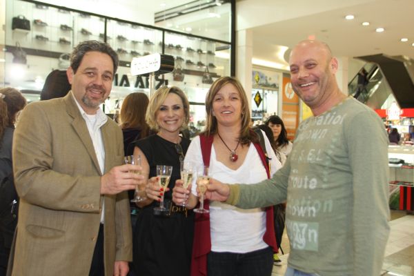 Corine London (de preto) brinda com o marido, o médico Charles London (à esq.), e os amigos Suzi Soifer e Alberto Reich no coquetel de inauguração da segunda loja da marca espanhola Touch Watches na cidade, da qual ela é franqueada. O evento foi dia 22 no Shopping Estação | Mauro Campos