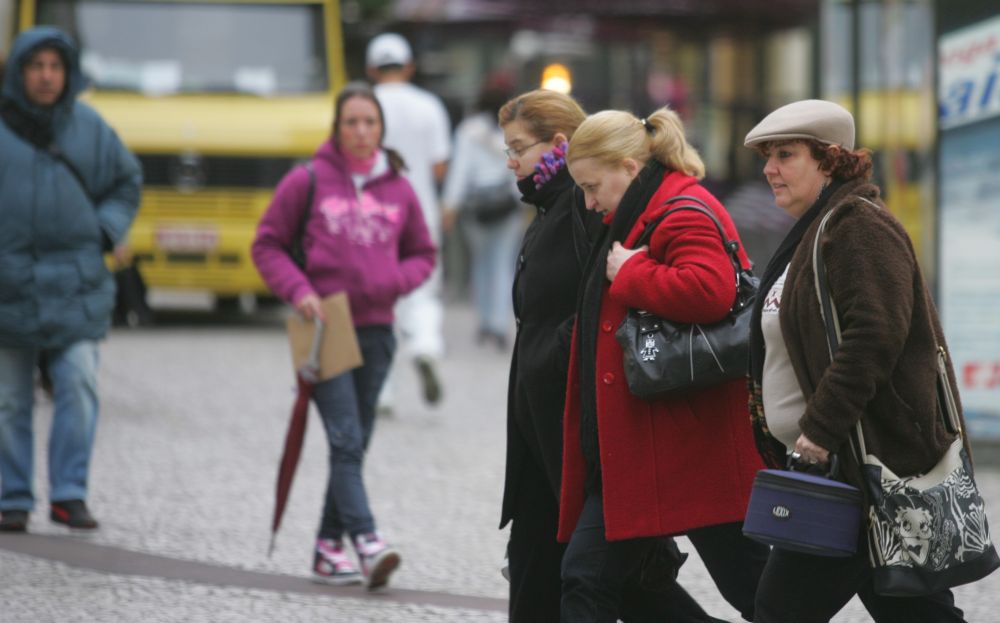 Curitibanos enfrentaram um frio de lascar ontem e voltaram a desfilar nas ruas com casacos, toucas e cachecóis | Aniele Nascimento / Gazeta do Povo