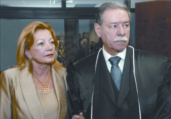 O casal Marlene Guimarães e o desembargador Celso Rotoli de Macedo na cerimônia em que ele tomou posse como presidente do Tribunal da Justiça do Paraná. Expressão da heráldica e justiça paranaense, Macedo atraiu, com sua posse, um dos maiores públicos do Palácio da Justiça. Com notável atuação na área social, Marlene, por sua vez, já está no comando do Centro de Educação Infantil do TJ | Irineu Wlodarczyk.