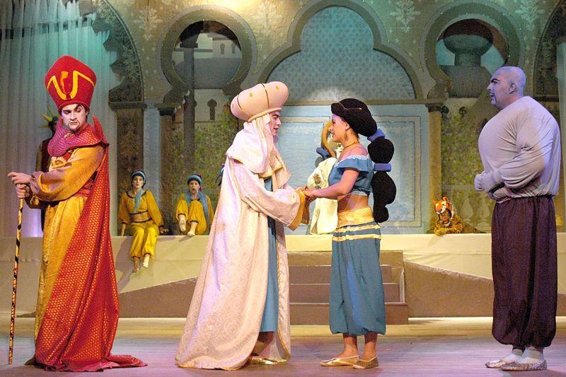 Aladin: montagem da Cia. Máscaras relembra estética presente em desenhos animados e HQs | Nicoli Zattoni / Divulgação