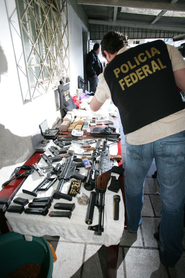 Armas achadas na casa de Éder Conde, na CIC: prisão dele desencadeou conflito | Ivonaldo Alexandre/Gazeta do Povo