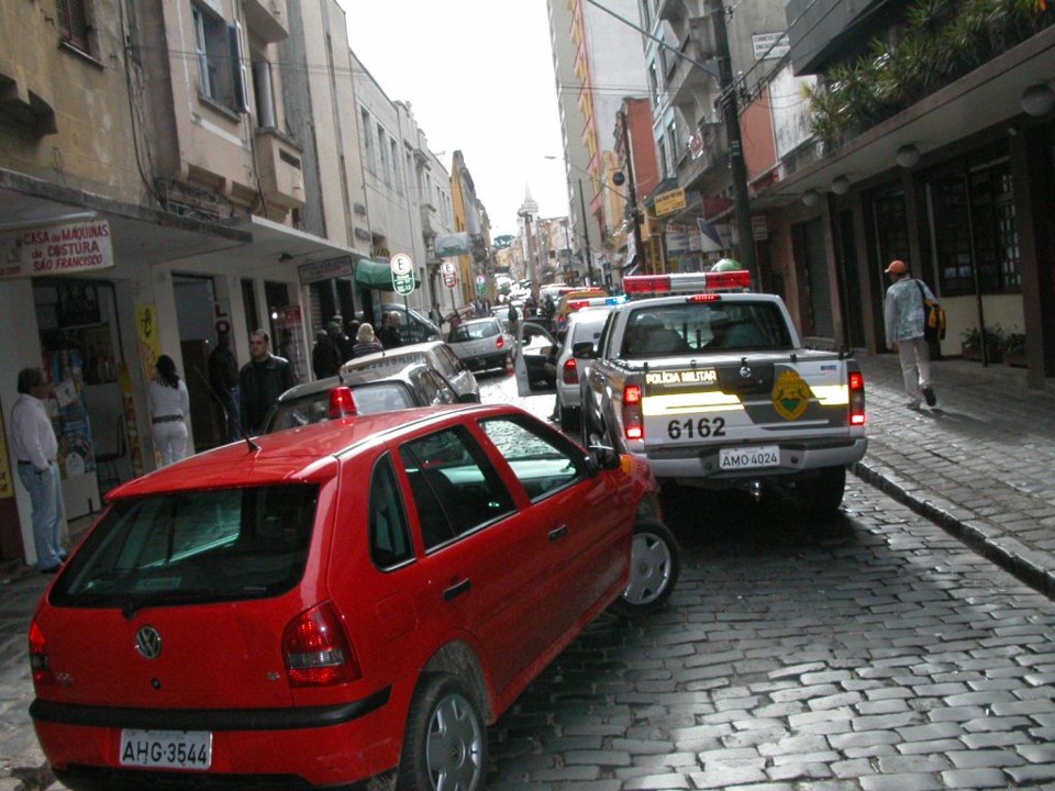 Operação na Rua São Francisco, tradicional reduto de bares no Centro de Curitiba: para empresários do setor, ação integrada promove clima de terror | Divulgação SESP