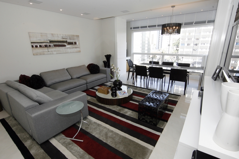 A integração com o fechamento da sacada, planejada pela arquiteta Carla Kiss, trouxe mais espaço na casa dos Medeiros e a instalação de uma mesa maior, para receber amigos | Hedeson Alves/Gazeta do Povo