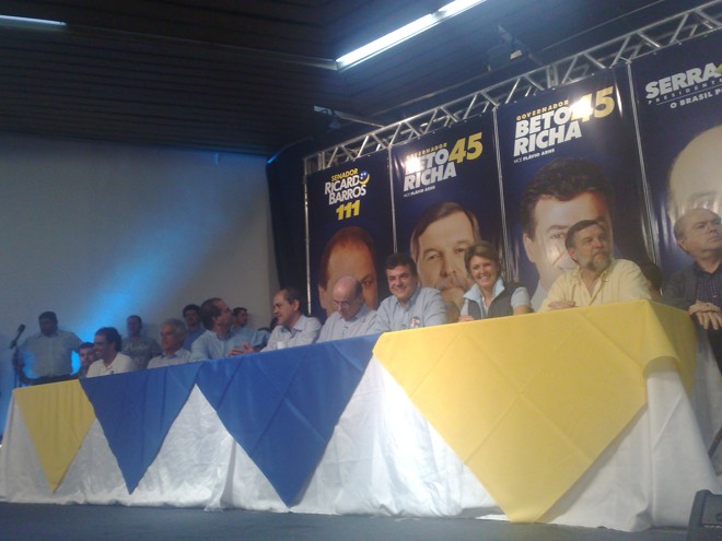 Candidatos tucanos José Serra e Beto Richa preparam-se para coletiva no Paraná Clube |