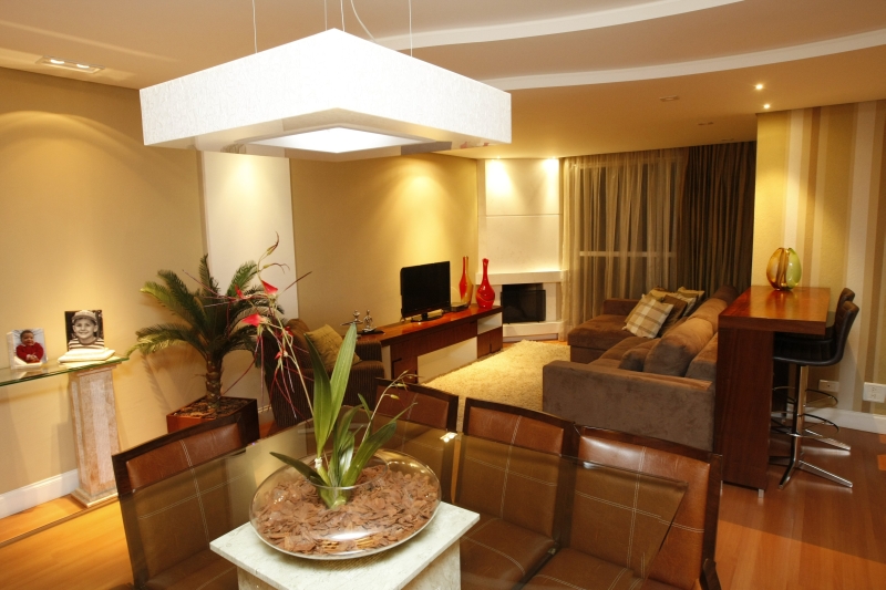 A arquiteta Mariana Paula Souza reorganizou a sala de Simone: onde havia apenas a mesa de jantar agora comporta sala de estar, de tevê, de jantar e mini-bar | Daniel Castellano/Gazeta do Po vo