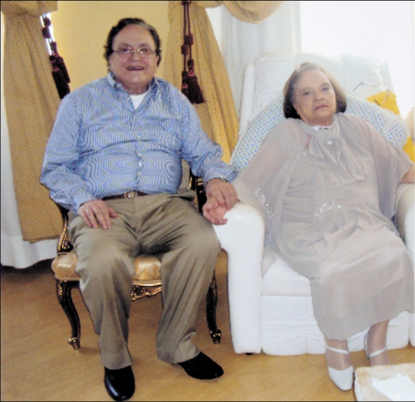 O advogado Fernando Miranda e sua queridíssima mãe, Diva Miranda, que festejou seus 98 anos, em calorosa e íntima comemoração |