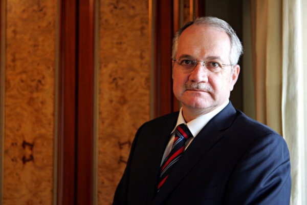 Ato pró-Fachin -Com a aposentadoria do ministro Eros Grau, e a abertura de uma vaga no Supremo, começa o trabalho para colocar os candidatos à vaga em evidência. Um dos cotados é o gaúcho radicado no Paraná Luiz Edson Fachin (foto). Hoje, o Centro Universitário Curitiba fará uma moção pública de apoio à indicação de Fachin ao STF. A manifestação será simultaneamente a aula-inaugural que o jurista dará na instituição, às 19h30. A participação na coleta de assinaturas para a moção bem como a aula inaugural são abertas ao público. O Unicuritiba fica na Rua Chile, 1.678. Ontem, a Câmara de Curitiba informou que foi registrada na Casa uma moção de apoio à indicação de Fachin ao Supremo | Priscila Forone/ Gazeta do Povo