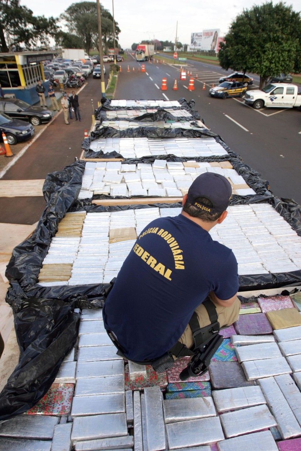 PRF faz apreensão recorde de maconha Policial no caminhão que escondia 18 caixotes com droga: ousadia dos traficantes | Christian Rizzi / Gazeta do Povo