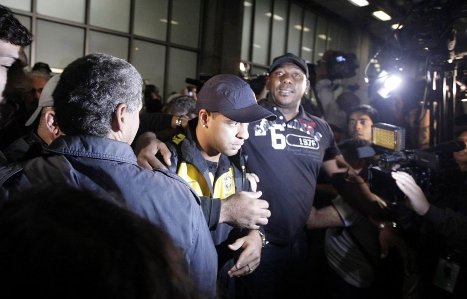 Vacilão, vacilão, vacilão...: Felipe Melo precisou de seguranças para deixar o aeroporto do Rio de Janeiro. Torcida ofendeu o volante, que ficou marcado pela derrota do Brasil na Copa | Bruno Domingos/Reuters