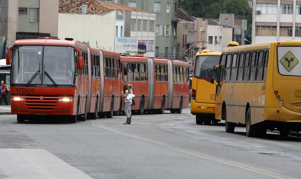 Ônibus do transporte coletivo de Curitiba: prefeitura dividiu a cidade em três lotes e para cada um deles há apenas um consórcio concorrente. Mesmo classificados, atuais operadores receberão para cobrir despesas com a rescisão de funcionários | Rodolfo Bührer/Arquivo Gazeta do Povo