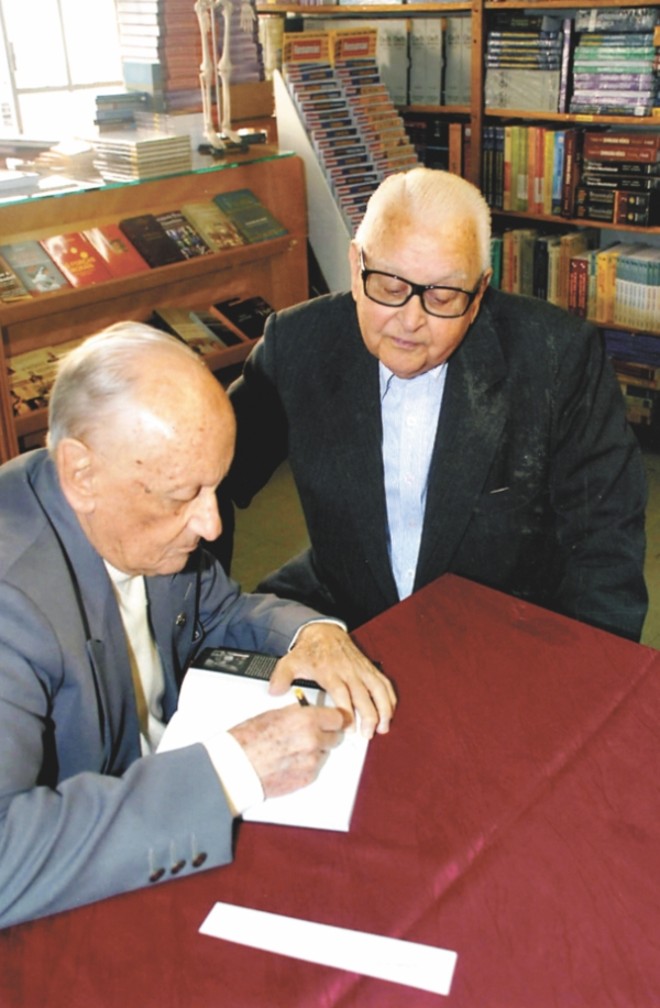 O jornalista e professor João Féder autografa o seu livro Gutenberg & Eu para o ex-governador Emílio Gomes, sábado último, na Livraria do Chain. Muitos notáveis disseram presente |