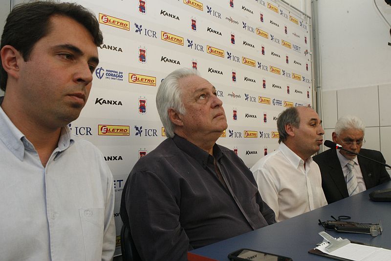 Aramis Tissot, vice-presidente, Aquilino Romani, presidente, e Benedito Barbosa, presidente do Conselho Deliberativo, fazem apelo à torcida paranista | Marcelo Elias/ Gazeta do Povo