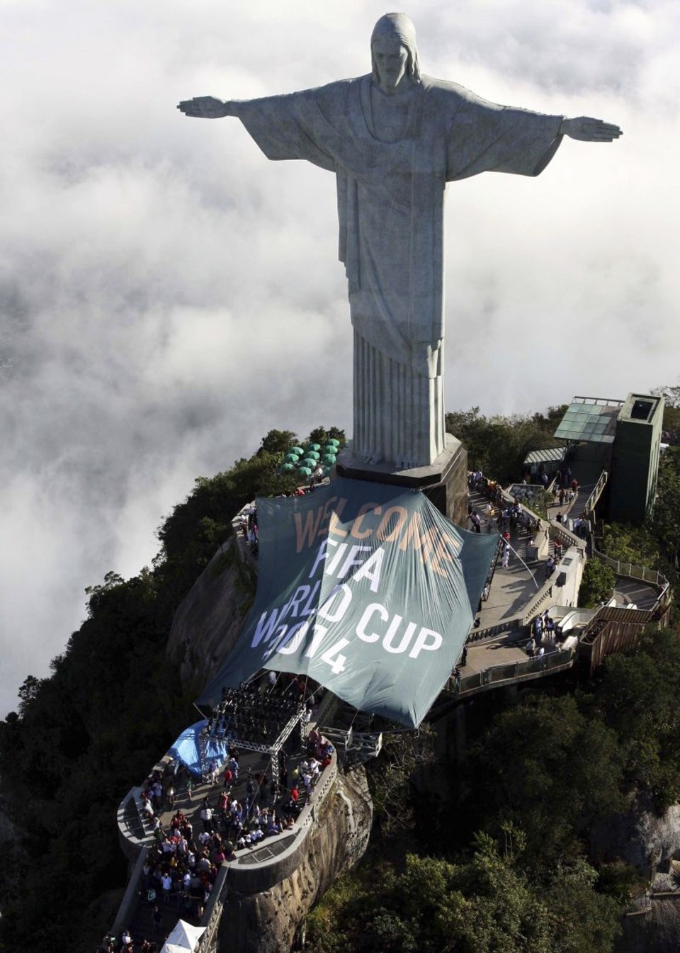 Cristo Redentor a caráter para receber a Copa daqui a quatro anos, quando o Brasil voltará a sediar o Mundial após 64 anos | Beth Santos / Reuters