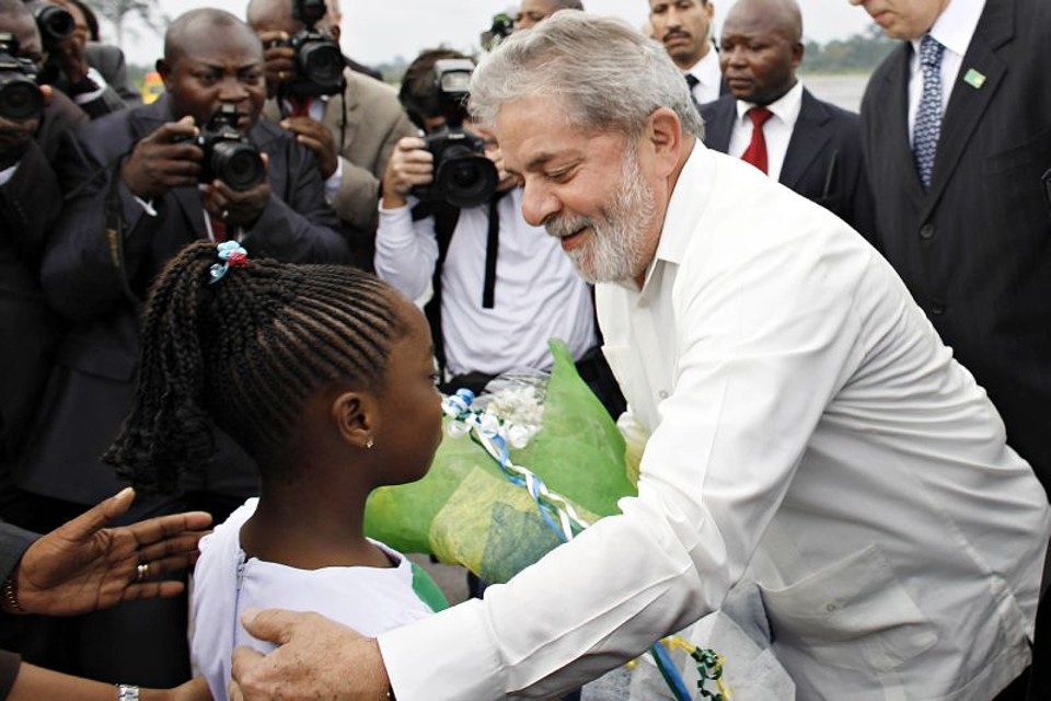 O presidente Lula cumprimenta menina  em Guiné Equatorial | Ricardo Stuckert/ABr