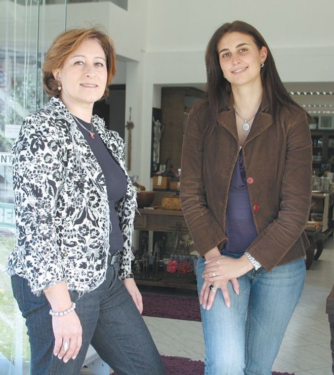 Tânia e Tammy Vianna, mãe e filha, acabam de inaugurar a Due Fiori, loja de presentes criativos num casarão da Rua Teixeira Coelho, no Batel |