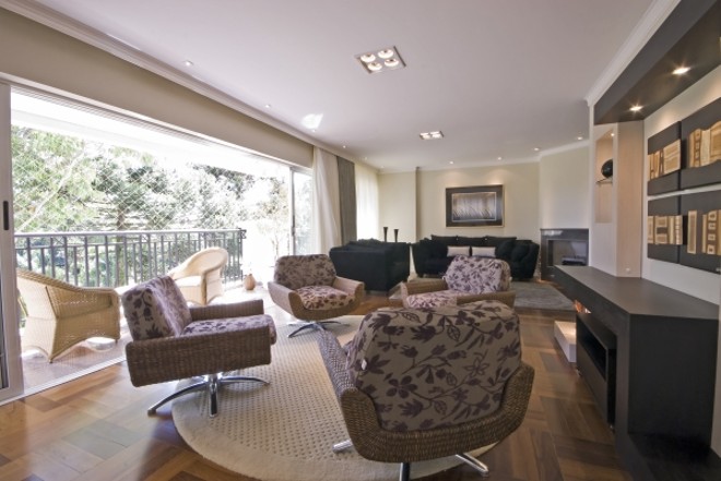 A sala de Josilaine foi projetada por Marina Canhadas e Sabina Bottarelli para acomodar grandes e pequenas reuniões. Ao fundo, o ambiente com sofás de veludo. Mais à frente, as poltronas de ratan |