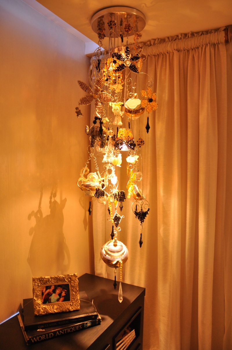 Peças de coleção da avó dão forma ao lustre no espaço Suíte da Avó da Casa Cor Paraná 2010, assinado por Gisela Carnasciali Miró | Mariana Canet/Divulgação