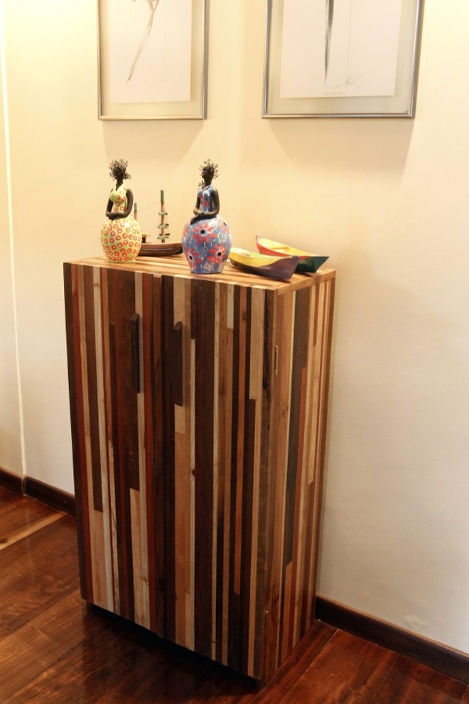 O original armário com sobras de madeira maciça mistura tons. O projeto é de Libia Agudelo |