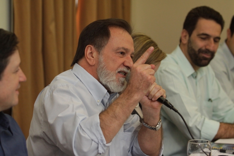 Eu não sei o que o José Serra quer dizer com isso. Se ele tiver alguma coisa para falar, que o faça.
Osmar Dias, candidato do PDT ao governo estadual | Ivan Amorin/ Gazeta do Povo