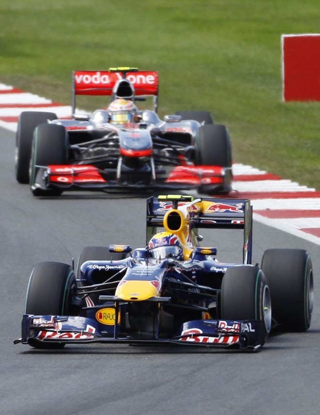 Webber chega em primeiro na Inglaterra, seguido pelo líder Hamilton |