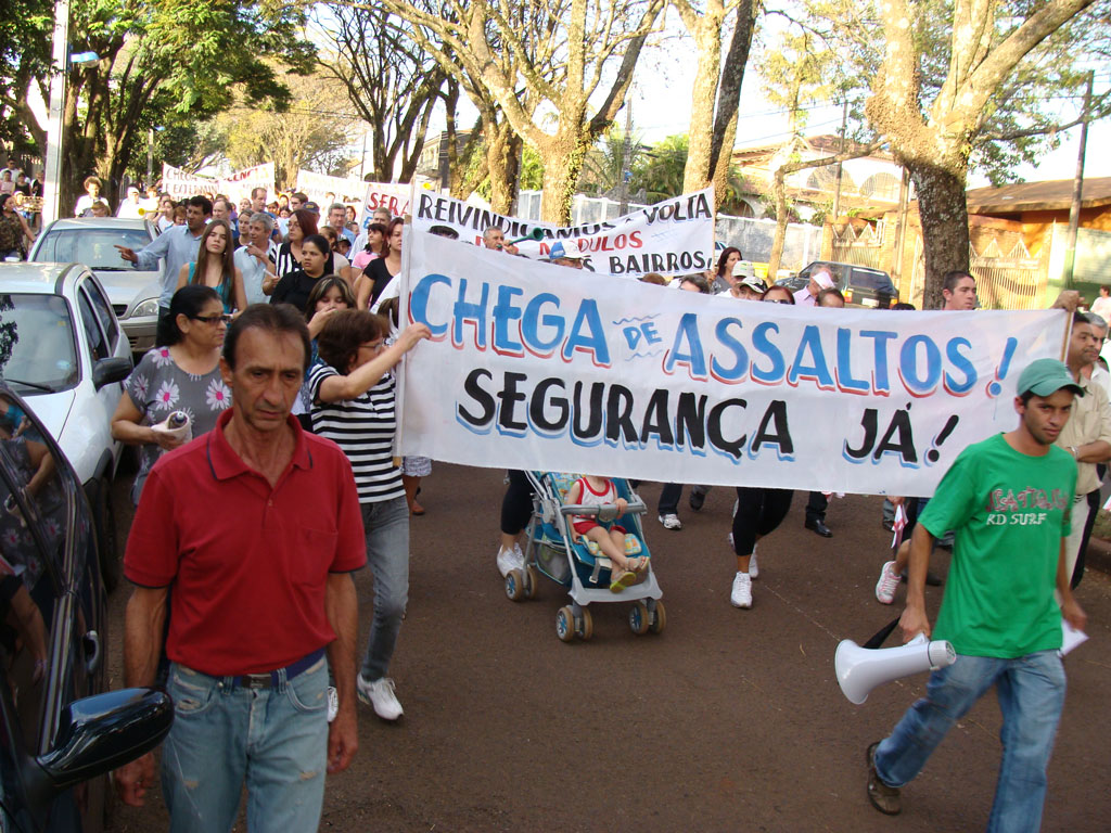 A passeata realizada na tarde desta quinta-feira (29)teve início na Avenida Osires Guimarães e seguiu até a Avenida Guaiapó | Foto enviada pelo leitor Gelinton Batista