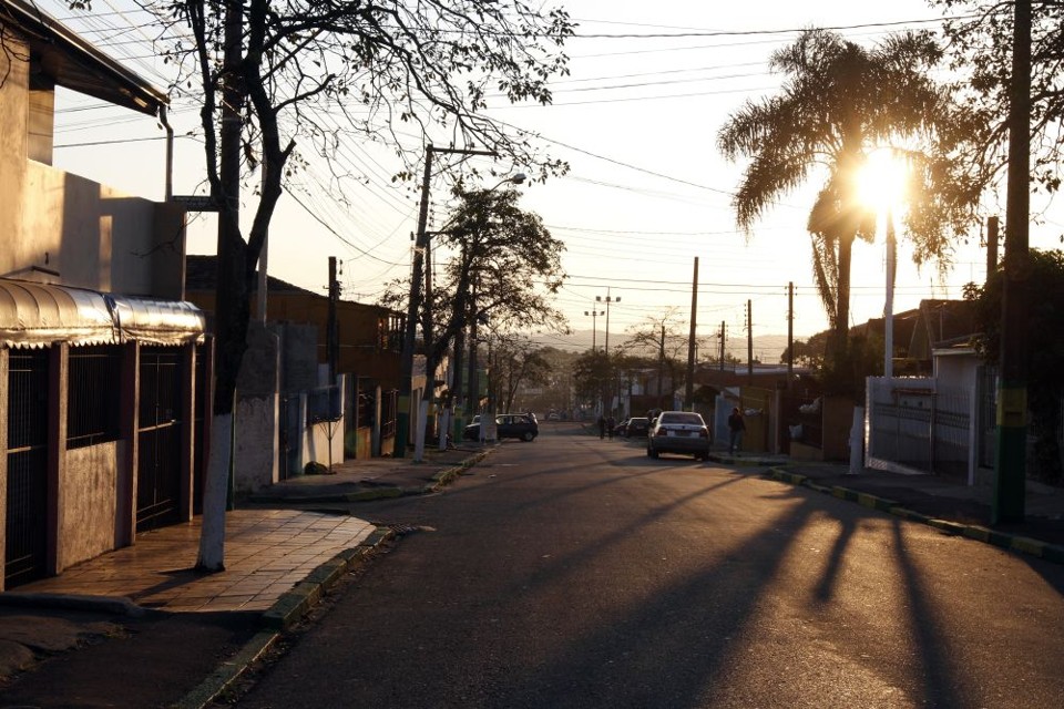 Ruas apertadas e mal iluminadas dificultam o acesso da polícia na Vila Nossa Senhora da Luz, na CIC: local dominado pelo tráfico | Daniel Derevecki / Gazeta do Povo