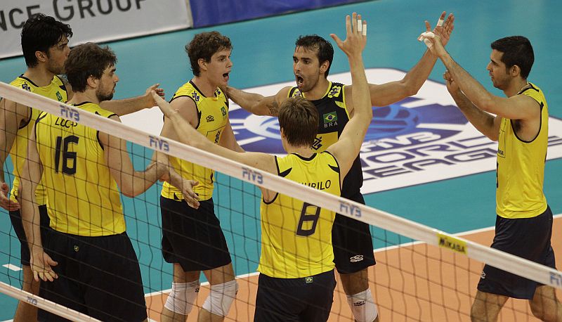 O líbero Mário Jr. (de azul) recebe o abraço dos companheiros | FIVB