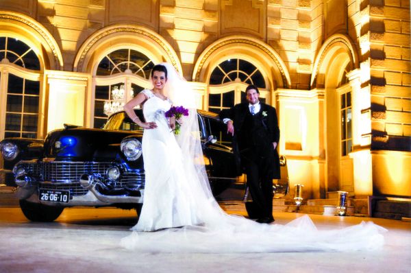 Natália Patrocínio e Giovani Gionédis Filho casaram-se em bonita cerimônia na Igreja do Cabral, recepcionando os convidados no Castelo do Batel, em animada festa decorada por Walmir Rossari |