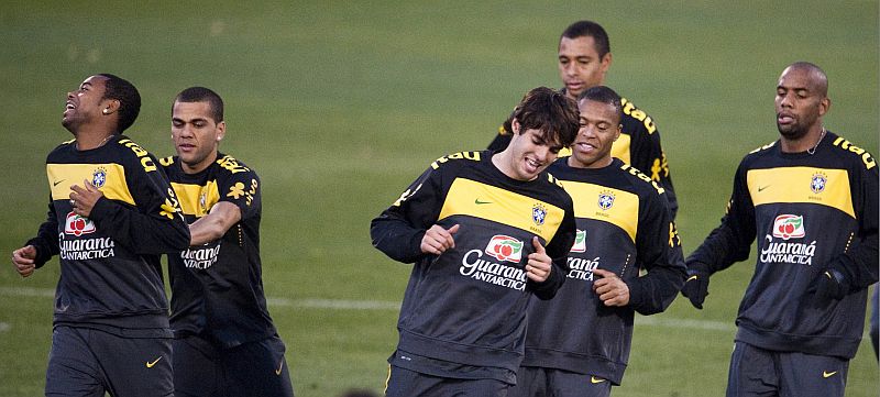 Treino da seleção brasileira ontem à tarde em Port Elizabeth. À frente, Robinho e Kaká, duas das principais esperanças da equipe nacional para derrotar a forte equipe da Holanda, que não perde um jogo desde setembro de 2008, com 23 partidas de invencibilidade | Antônio Scorza/AFP