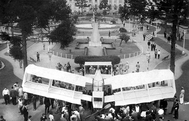 Réplica do 14 Bis exposta na Praça Santos Andrade em comemoração à Semana da Asa, na década de 1950 | 