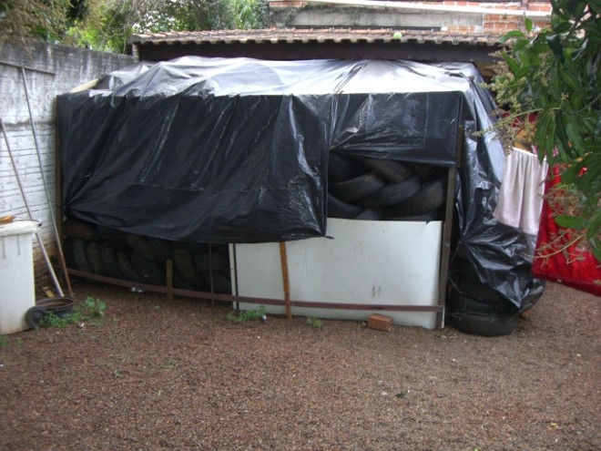 Alguns pneus foram encontrados nos fundos de uma residência em Guaíra | 