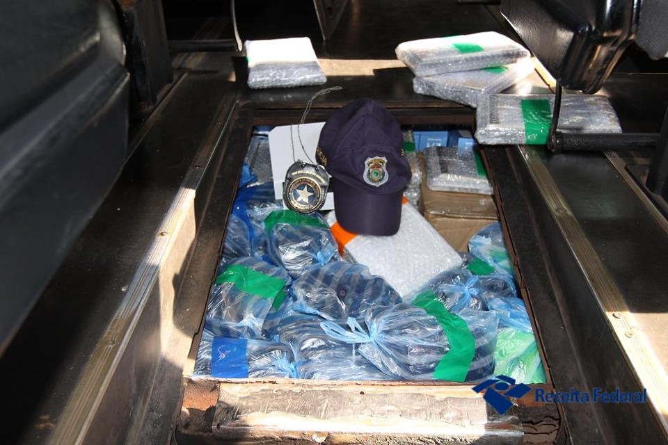 Produtos trazidos do Paraguai foram encontrados em fundos falsos no corredor do ônibus | Divulgação