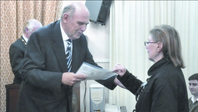 Semana passada no Instituto Histórico e Geográfico Paranaense, por ocasião dos 110 anos daquela instituição, o presidente da Academia de Letras do Paraná, José Carlos Veiga Lopes, participante do evento, entregou à historiadora e museóloga Beatriz Pellizzetti Lolla o diploma de sócia-remida do IHGP |