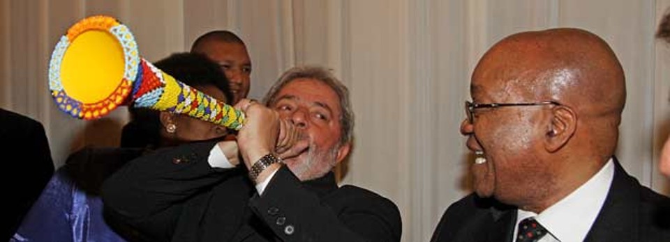 Presidente Lula toca vuvuzela em encontro com o presidente da África do Sul, Jacob Zuma. Fora do continente, é mais fácil. | Ricardo Stuckert/Presidência