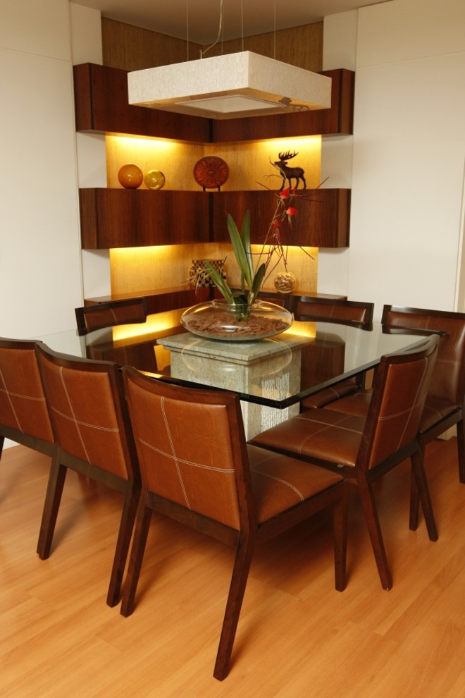 Nichos iluminados de armários e a cristaleira que imita uma coluna conferem aproveitamento de espaços na casa de Simone |