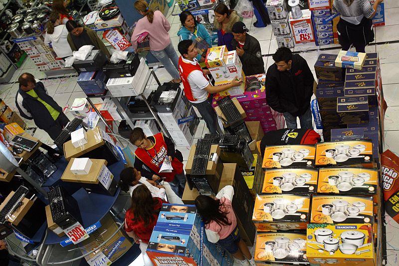 Saldão em loja de eletroeletrônicos: mais crédito, mais consumo e parceria de redes varejistas com corretoras e seguradoras | Priscila Forone/Gazeta do Povo