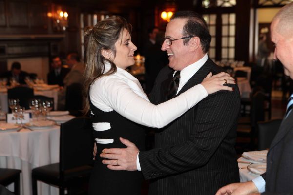 O empresário Pedro Joanir Zonta, presidente do Condor Super Center, é cumprimentado por sua filha Sandra Zonta logo após receber o título de Personalidade Aecic 2010 em almoço realizado ontem no Graciosa Country Club. Os Correios aproveitaram a ocasião para lançar um selo em homenagem a Zonta | Marcelo Miranda