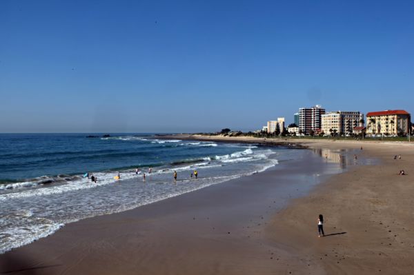 Paisagem perdida -A foto mostra o Oceano Índico, em um píer há poucos metros do hotel em que a seleção está hospedada. Se tivesse se classificado contra a Holanda, seria este horizonte que a seleção do Brasil poderia curtir até hoje à noite. Mas perdeu. E, por isso, o time deveria chegar nesta madrugada, primeiro no Rio de Janeiro, depois São Paulo | Albari Rosa/ Gazeta do Povo enviado especial