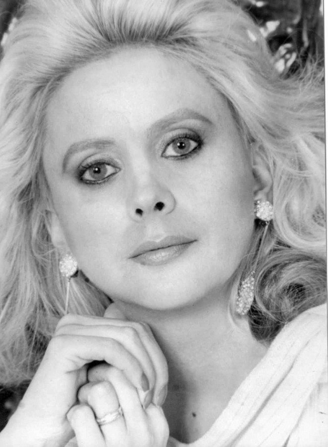 Das mais belas e elegantes personagens da cena social paranaense, Neusa Mattos Leão recebe cumprimentos de todas as direções, felicitando-a pela nova idade, quinta-feira, dia 5 de agosto. A esplendorosa beleza da aniversariante foi captada pelo click do esteta Menezes |