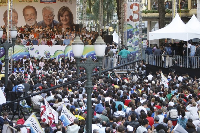 Comício com Lula: presidente pediu a preservação da vida de Sakineh em Curitiba. |