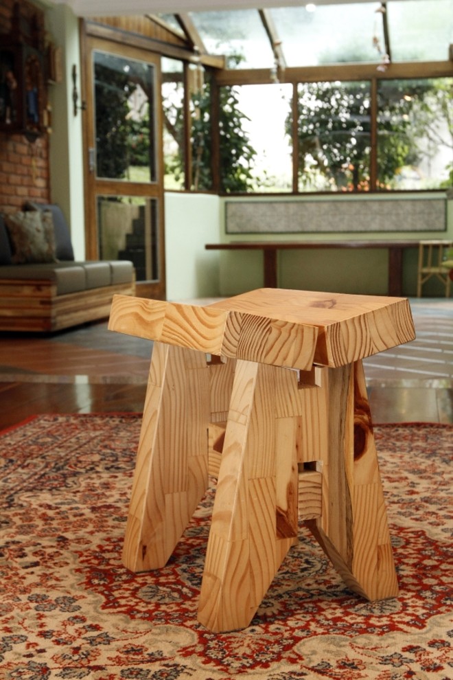 Peça é releitura de banco de ordenha, com design de Libia Agudelo |