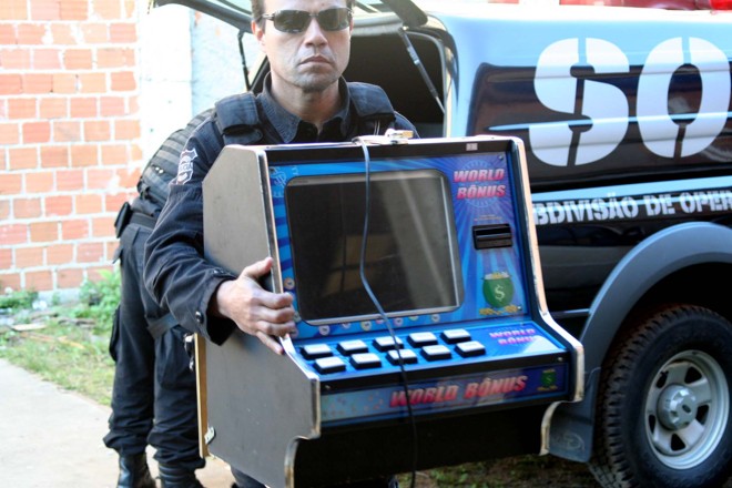 Após apreendidas, máquinas são levadas para depósito da Polícia Civil | 