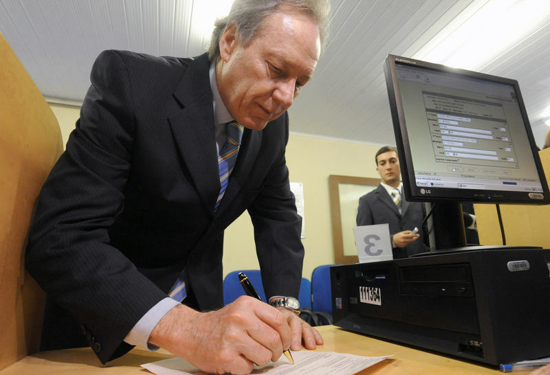 O presidente do Tribunal Superior Eleitoral, Ricardo Lewandowski, testa em Brasília o sistema de habilitação para voto em trânsito, que será usado nas
próximas eleições | Elza Fiúza/ABr