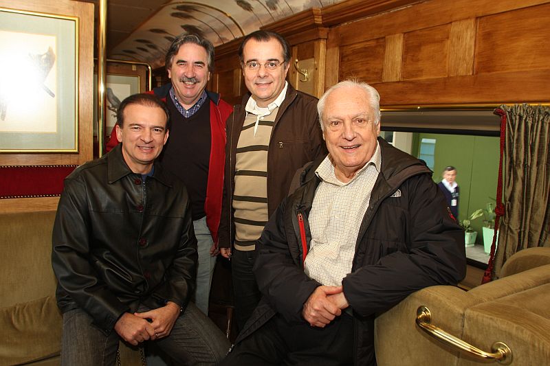 O presidente da OAB, Ophir Cavalcante (sentado, à esq.), e o vice, Alberto de Paula Machado (de camisa listrada), com o presidente da OAB-PR, José Lucio Glomb (ao fundo), e o advogado e professor René Dotti, na Litorina que levou o grupo para um passeio pela Serra do Mar e ao litoral no sábado pela manhã. Também faziam parte do grupo outros membros da diretoria do Conselho Federal da OAB | Mauro Campos