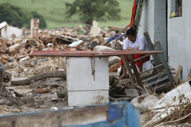 Em casa para evitar saques -A casa da feirante Maria Cassiano foi atingida pela enxurrada, em Rio Largo, em Alagoas, mas ficou de pé. A lama invadiu a residência, mas mesmo assim Maria quer ficar no local para evitar saques do pouco que sobrou.