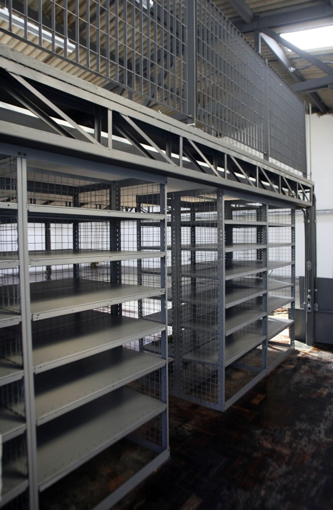 As estantes de aço de antiga oficina mecânica serão aproveitadas na composição do novo escritório da We Shape Connecting Design |